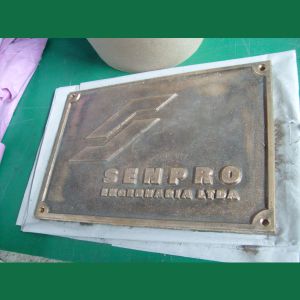 Placa de bronze fundido